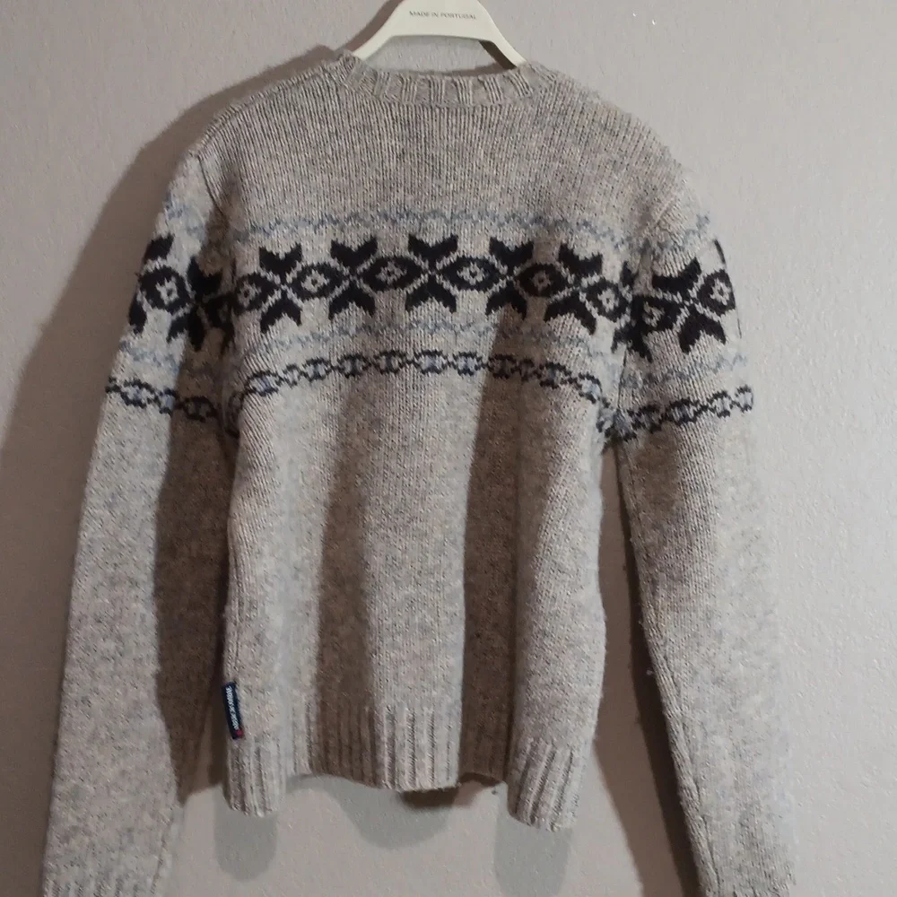 Abercrombie & Fitch Gray Crewneck Sweater with Navy Fair Isle